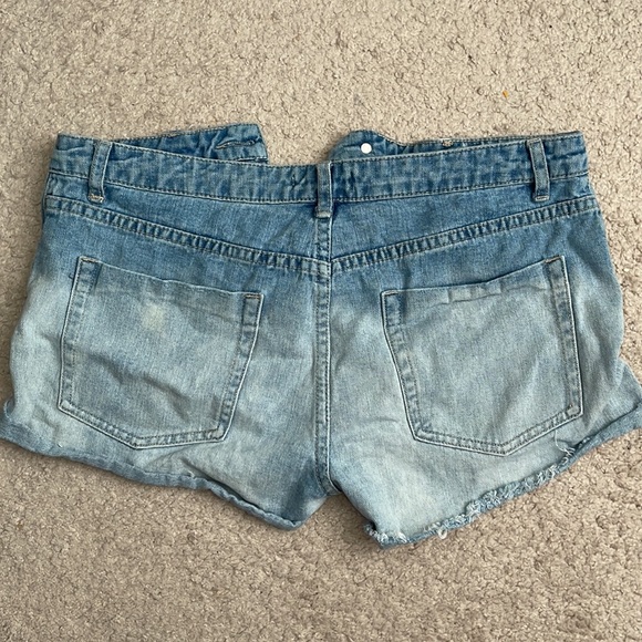 Forever 21 Distressed Denim Shorts Low Rise - Picture 4 of 6